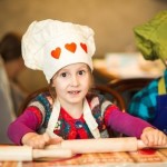 Шеф-повар ресторана "Пряности и радости" готовит с детьми