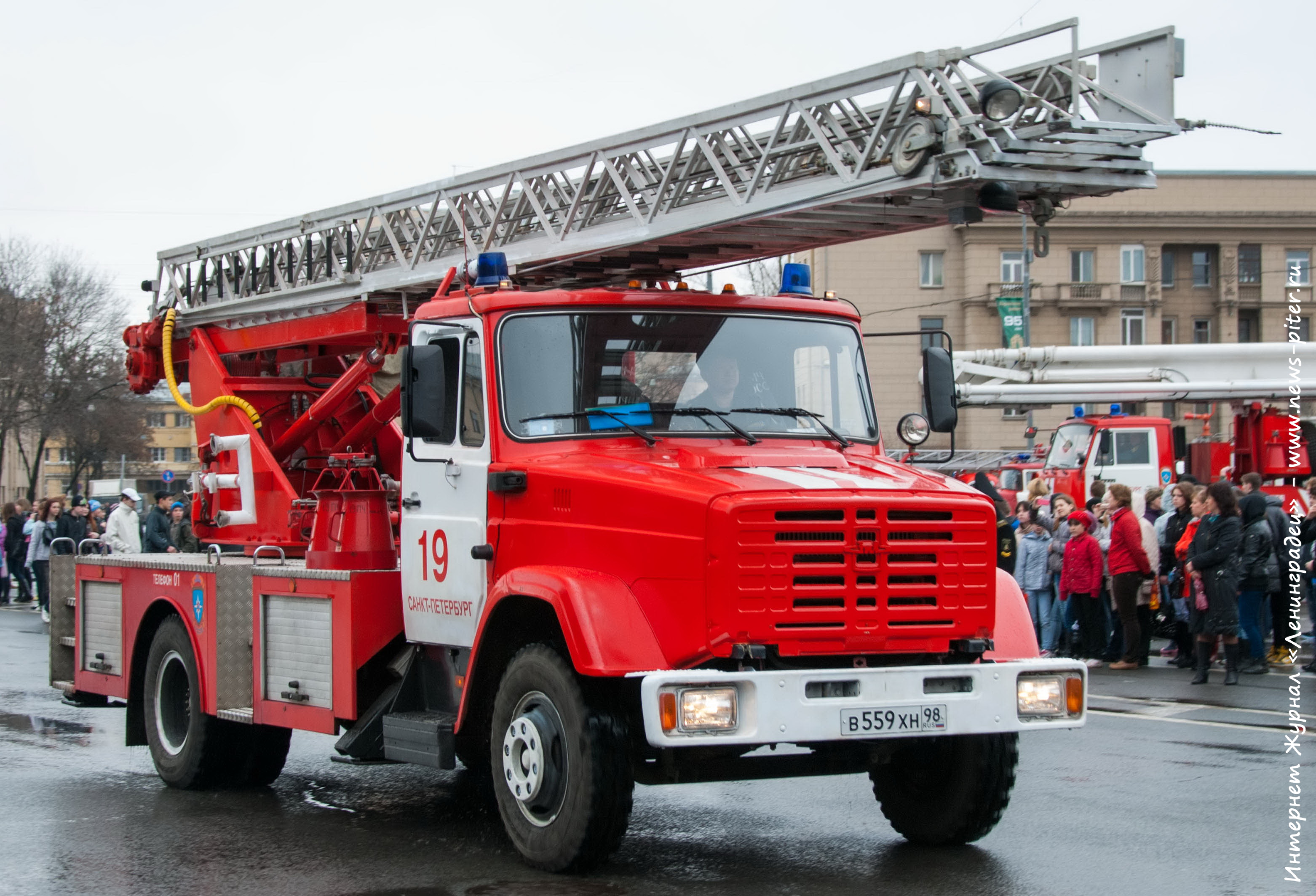 Сайт пожарных спб. Парад пожарной техники. Пожарная машина СПБ. Парад пожарной техники в Москве. Парад пожарных машин.