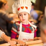Шеф-повар ресторана "Пряности и радости" готовит с детьми